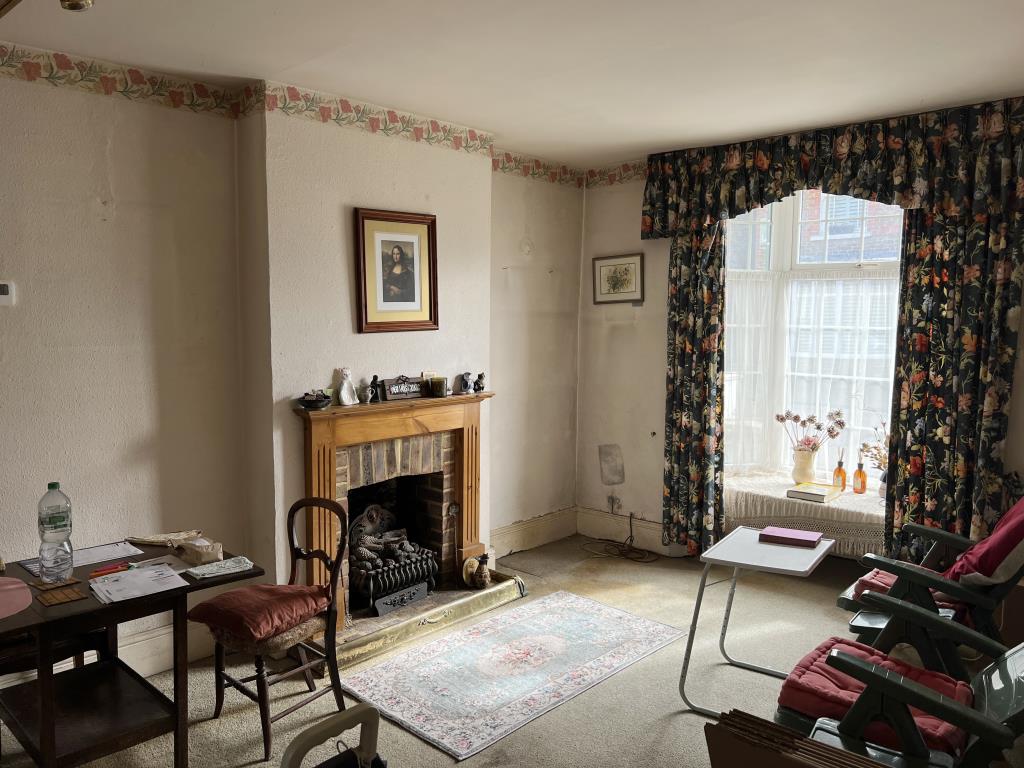 Lot: 19 - SEMI-DETACHED HOUSE WITH STRUCTURAL ISSUES - Living room with feature fireplace